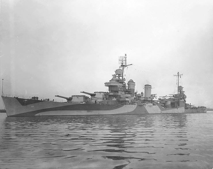 USS Tuscaloosa CA-37 bij Philadelphia Naval Shipyard op 10 november 1944, in Camouflage Measure 32, Design 13D.