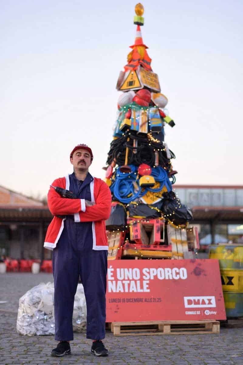 Roma, 06/12/2017
E' uno sporco Natale
Nella foto: Chef Rubio allestisce l’albero di E’ uno Sporco Natale.