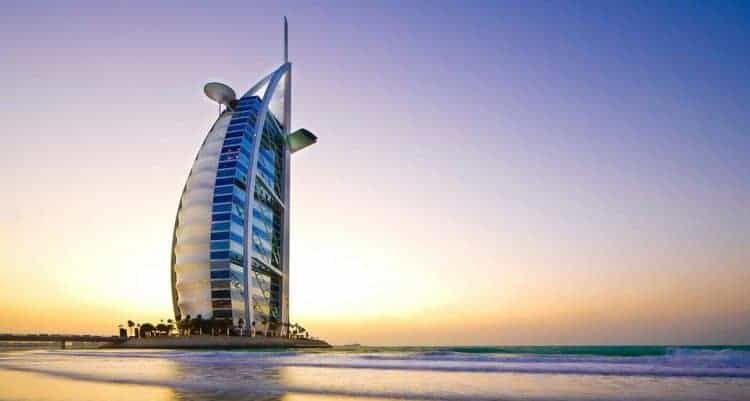 Die beste Reisezeit für eine Orientkreuzfahrt Das Hotel Burj-al-Arab in Dubai
