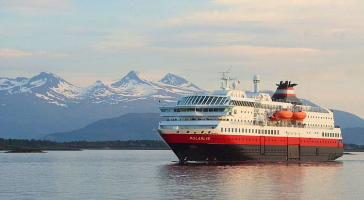 Hurtigruten Postschiffreisen: jetzt 50% Rabatt auf die zweite Person hurtigruten-kreuzfahrtschiff-polarlys