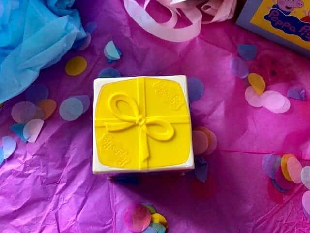 Unwrap and reveal the cube-shaped present and discover the six hidden drawers in which five secret blind bagged toys, plus a fun sticker sheet can be found. This is the surprise present that just keeps on giving as the child discovers exclusive figures in glittery party outfits. Children will be able to hunt for Peppa Pig and her friends including Peppa, Suzy Sheep, Rebecca Rabbit and Zoe Zebra. Plus there are party hats, accessories, a party gift box and more