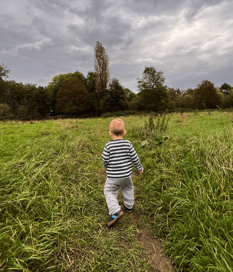 Kleinkind am Kinderbauernhof Neuss