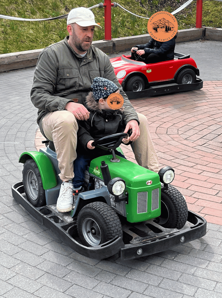 Kinder fahren auf der Mini-GoKart-Bahn im Karls Erlebnis-Dorf Warnsdorf