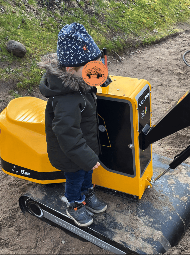 Kind bedient Bagger im Karls Erlebnis-Dorf Warnsdorf
