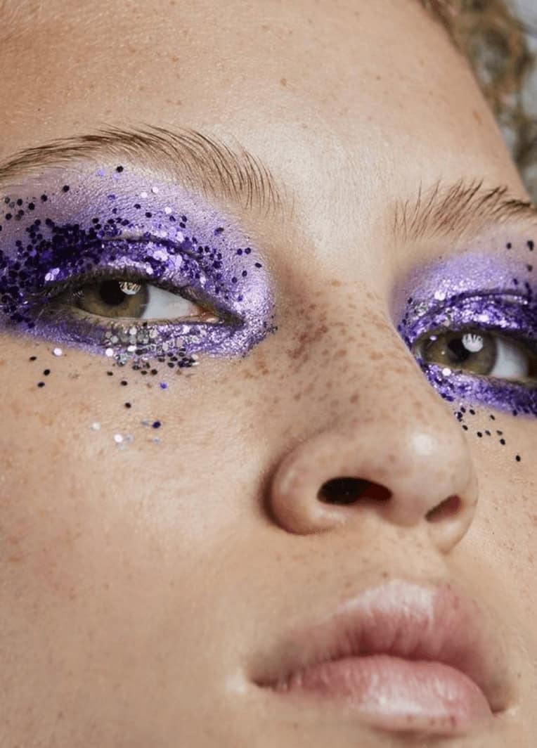 glitter na maquiagem com roxo e lilás