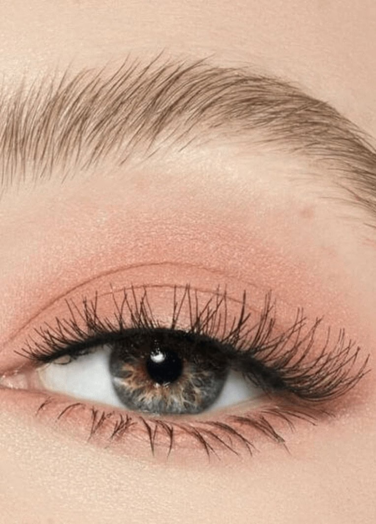 modelo de cílios postiços médio com volume e natural