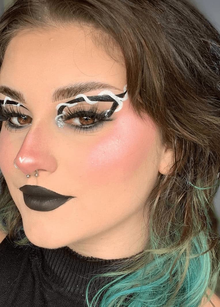 maquiagem de halloween delineado preto e branco