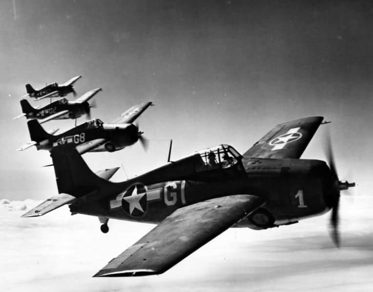 F4F Wildcat-vliegtuigen in formatie; door vliegdekschepen en geavanceerde vliegtuigen verkregen de VS luchtoverwicht in WOII.