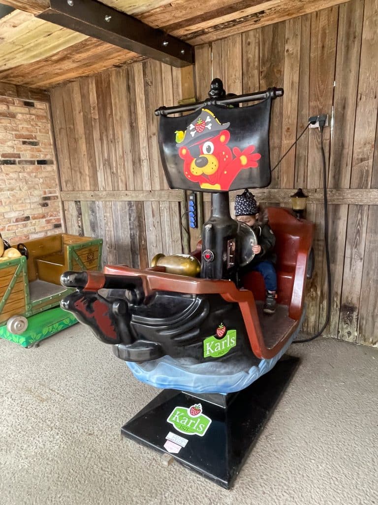 Kind auf Mini Fahrgeschäft im Karls Erlebnis-Dorf Warnsdorf