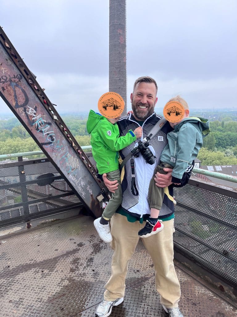 Familie oben auf dem Aussichtsturm im Landschaftspark Duisburg-Nord