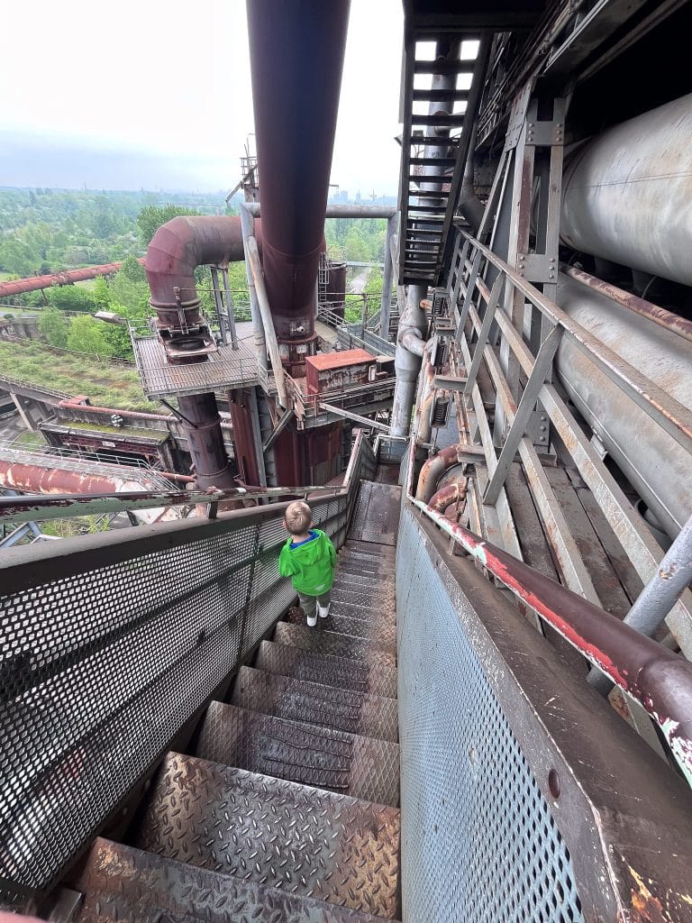 Aussicht über Industriebauten im Landschaftspark Duisburg-Nord