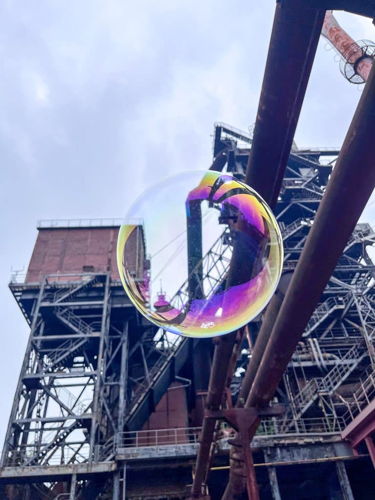 Seifenblasen vor dem Hochofen im Landschaftspark Duisburg-Nord