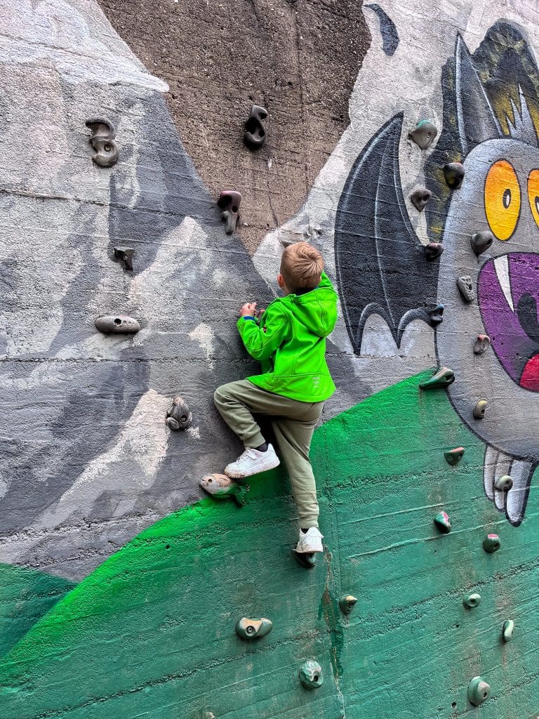 Kinder klettern im alten Möllerbunker des Landschaftsparks Duisburg-Nord