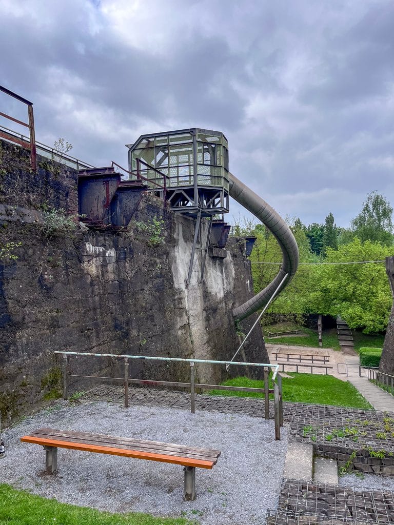 Kinder rutschen durch den alten Bunker im Landschaftspark Duisburg-Nord