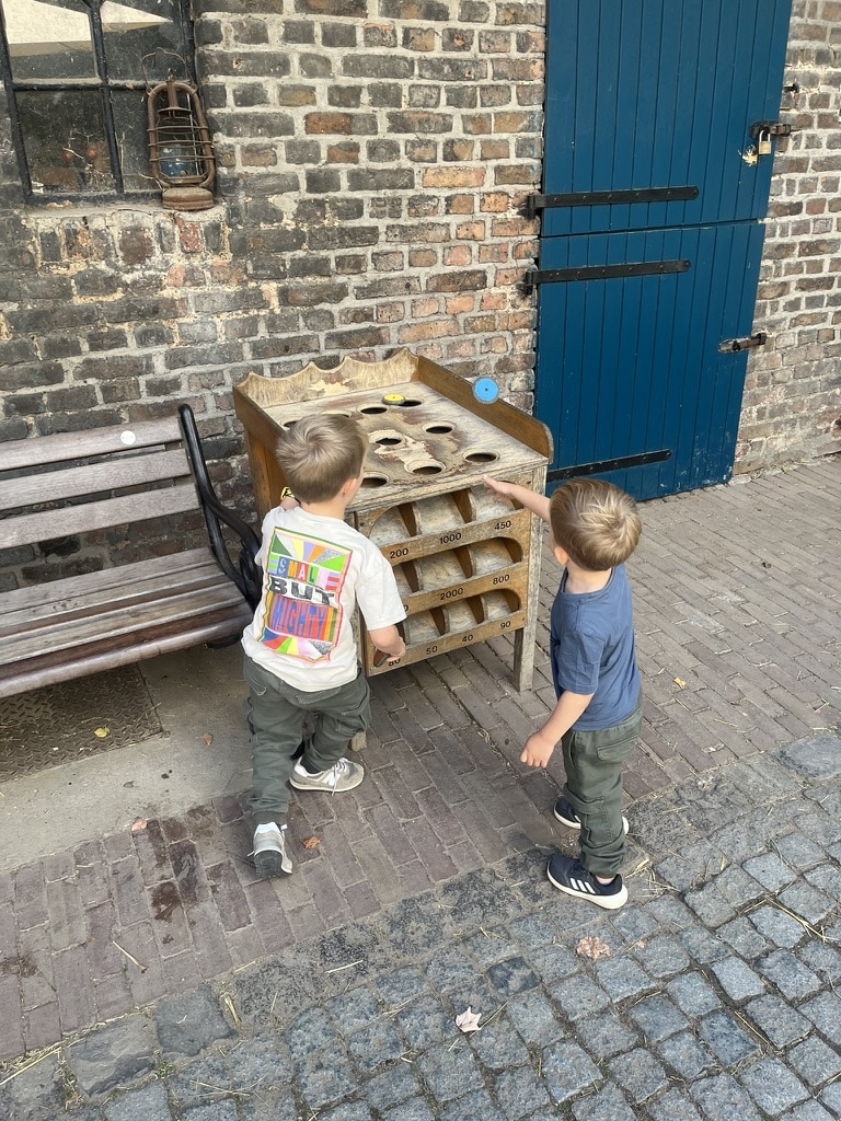 Kinder spielen am Familienbauernhof Neuss