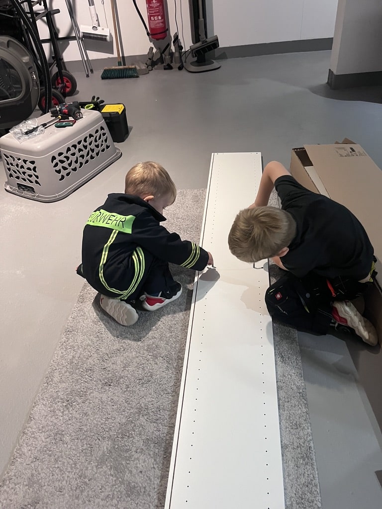 Kinder bauen Schrank