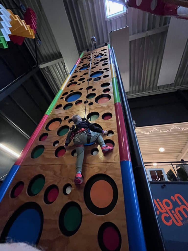 Kind klettert an Käsewand in der Clip 'n Climb Halle Viersen