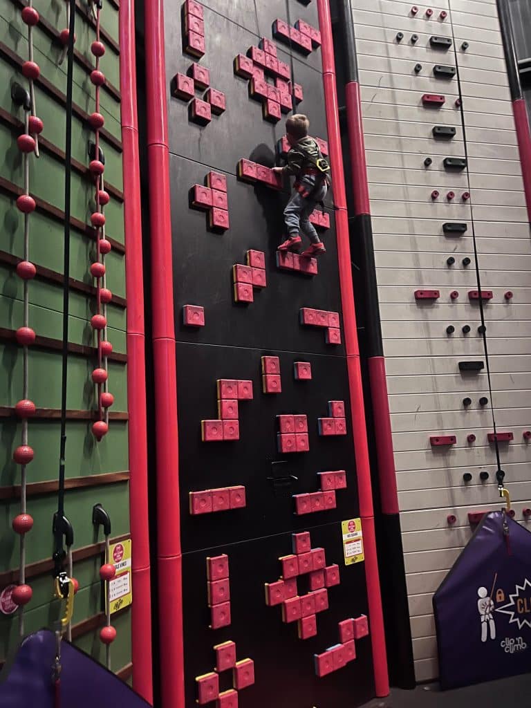Die Tetris Wand im Clip`n Climb Viersen