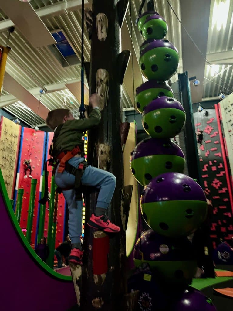Kind klettert an bunter Clip 'n Climb Wand in Viersen