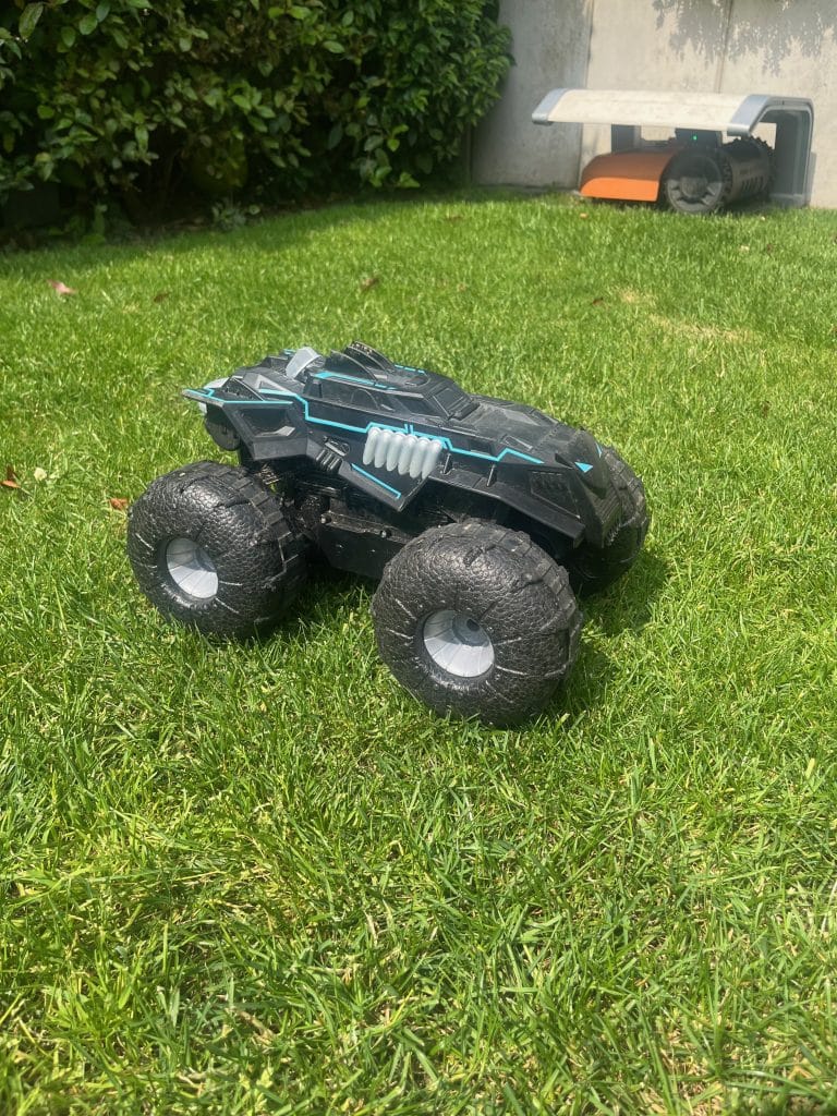 MonsterJAM RC Batman Truck auf dem Boden im Einsatz