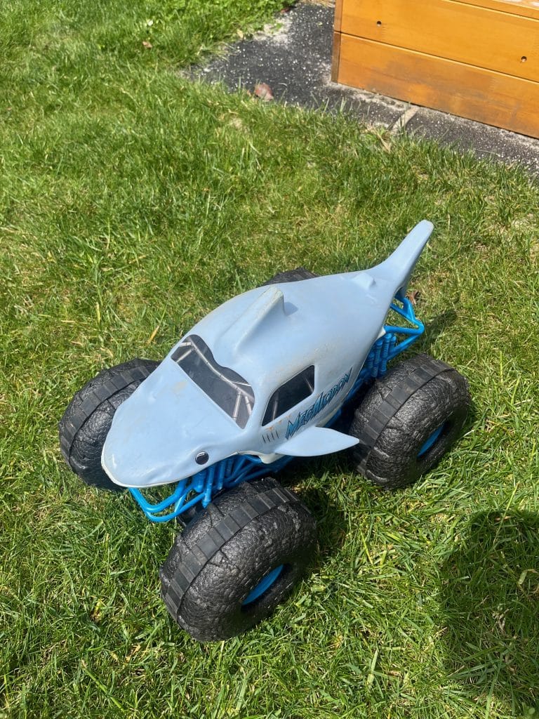 MonsterJAM Megalodon RC-Auto bei der Fahrt durch den Garten