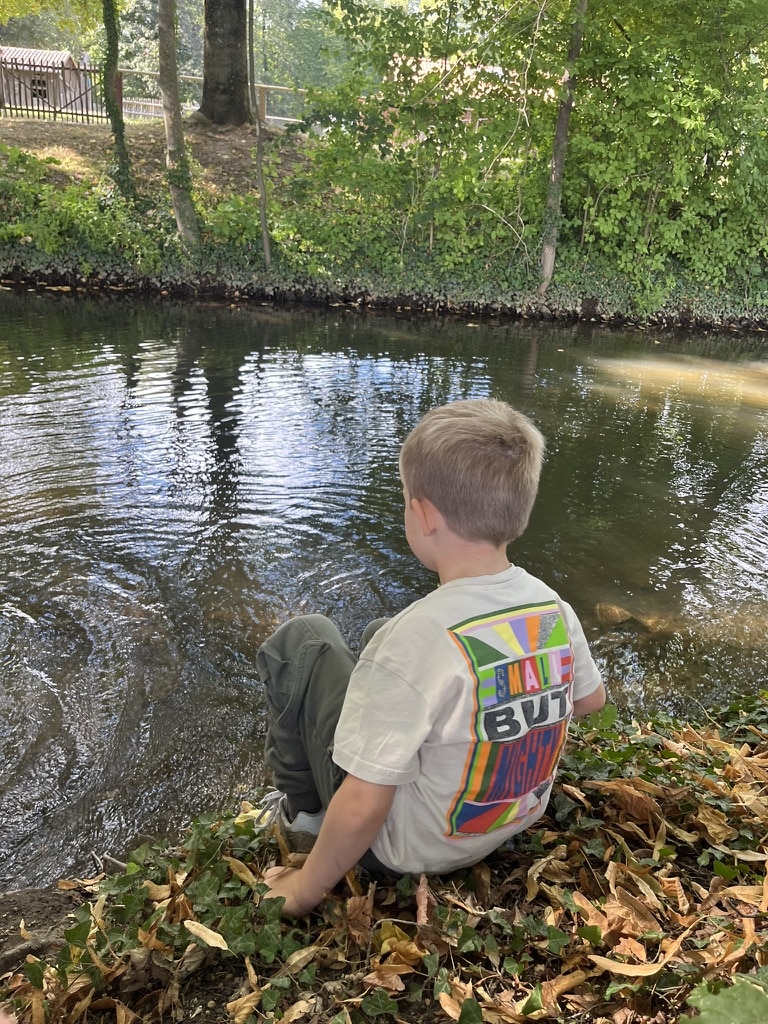 Kind am Bach im Kinderbauernof Neuss