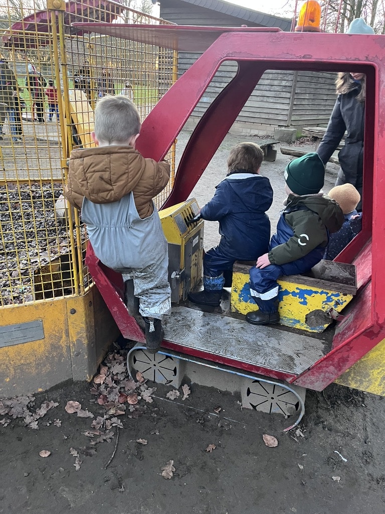 Kinder spielen am Bagger im Tannenbusch Dormagen
