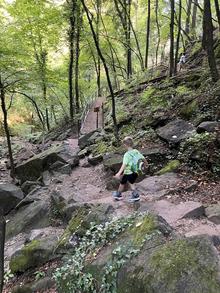Kind wandert in der Rastenbachklamm in Südtirol