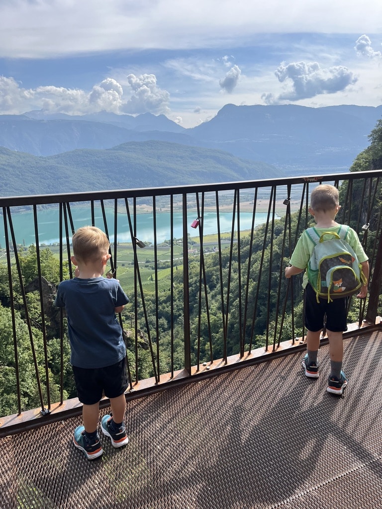 Kinder geniessen die Aussicht auf den Kalterer See am Ende der Rastenbachklamm