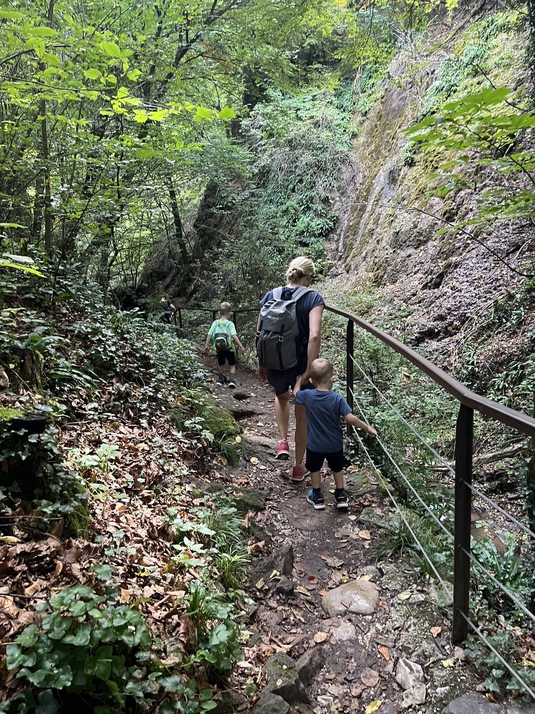 Famile am Wanderweg Rastenbachklamm