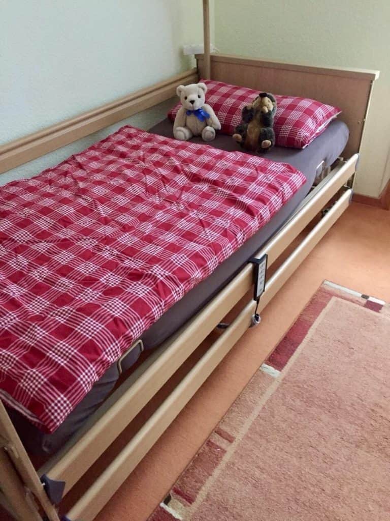 Pflegebett für zu Hause nach Dreifacher Beckenosteotomie