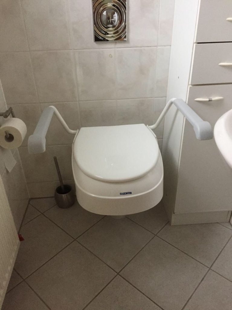 Toilettensitzerhöhung für Patienten nach Triple-Osteotomie