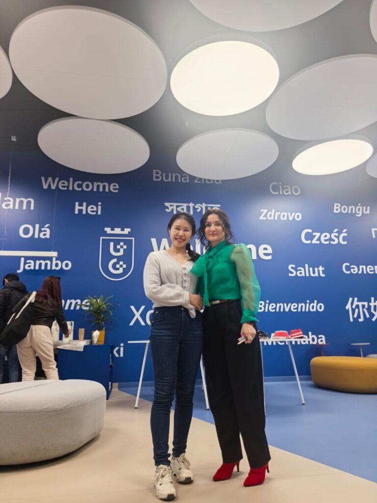 two women smiling to the camera