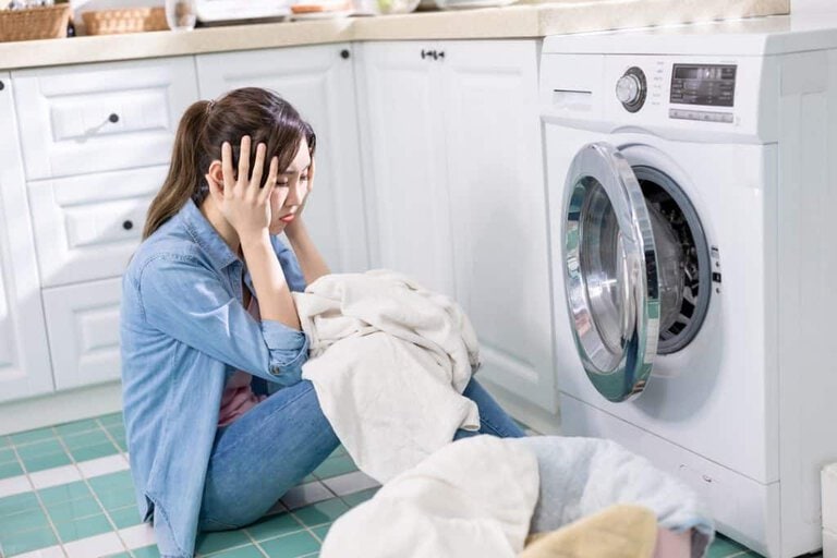 how to get fabric softener smell out of clothes