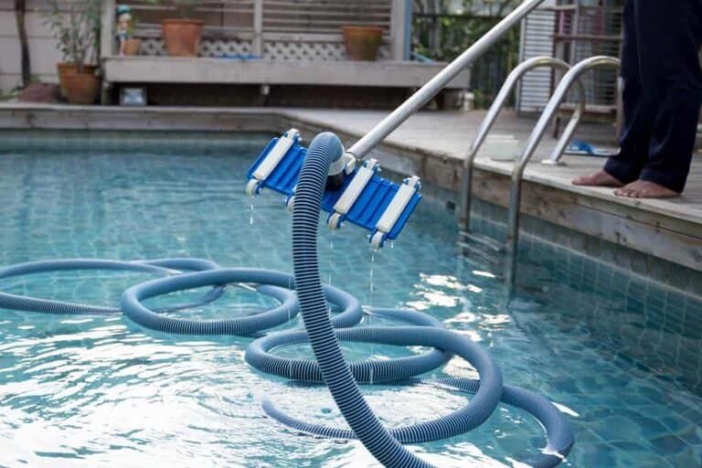 vacuum tube for cleaning a pool without a pump