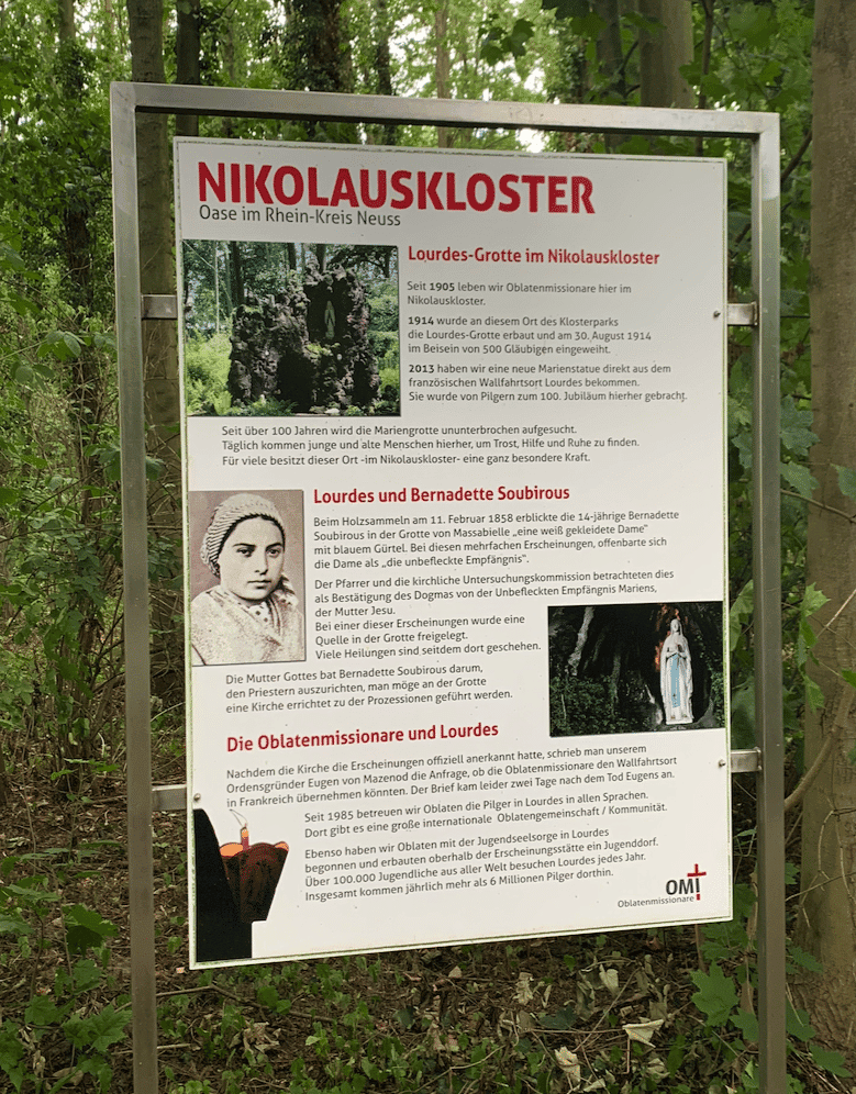 Eine Infotafel am Nikolauskloster in Jüchen