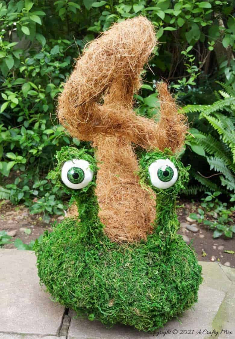Add a little light-hearted fun to your porch décor with these easy to make mossy creatures. With bendable caps and popping eyes they’re sure to put a smile on your face. #PorchDecor #MossCreatures #ACraftyMix