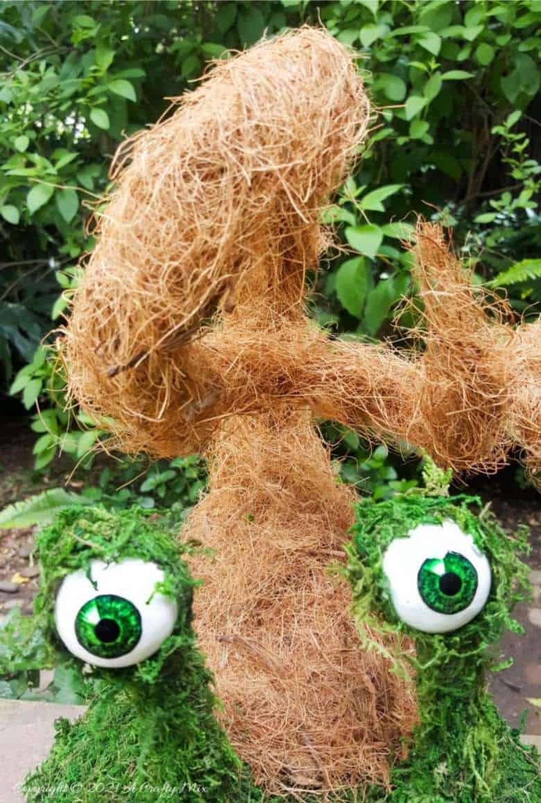 Add a little light-hearted fun to you porch décor with these easy to make mossy creatures. With bendable caps and popping eyes they’re sure to put a smile on your face. #PorchDecor #MossCreatures #ACraftyMix