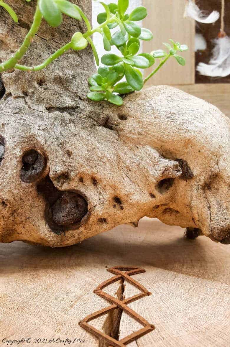 Do you have a gorgeous chunk of wood that’s developed a HUGE crack? Don't toss it out until you've seen how easy it is to turn a cracked wooden stump into a décor worthy feature. #HomeDecor #ACraftyMix #CrackedWood