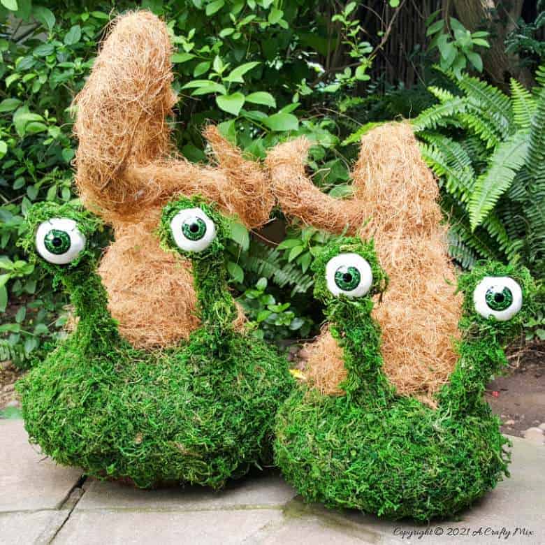 Add a little light-hearted fun to your porch décor with these easy to make mossy creatures. With bendable caps and popping eyes they’re sure to put a smile on your face. #PorchDecor #MossCreatures #ACraftyMix