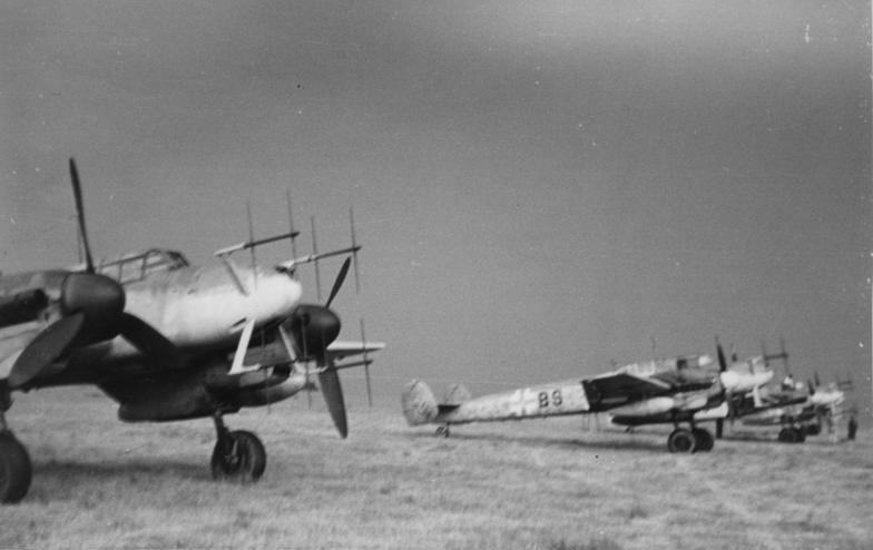 Me 110 nachtjagers met radarapparatuur op Frans veldvliegveld, vermoedelijk NJG 4, Luftflotte 3, ca. 1944.