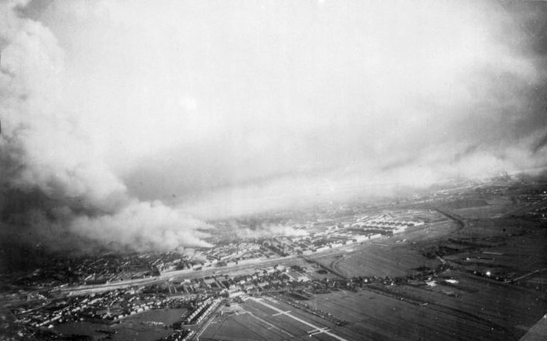 Luchtopname van brandend Rotterdam in mei 1940, met zicht op de Hofpleinlijn en het Kleiwegkwartier op de voorgrond.