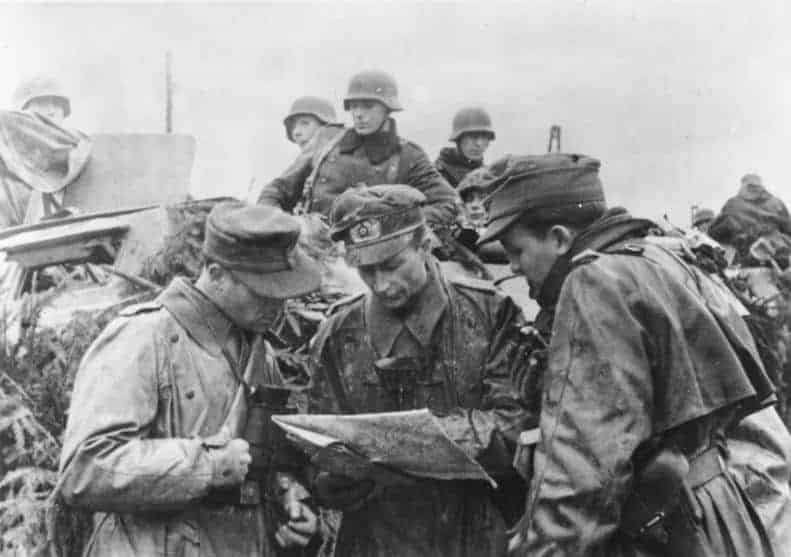 Duitse veldcommandanten bespreken het offensiefplan voor Operatie Wacht am Rhein tijdens het Ardennenoffensief, december 1944.