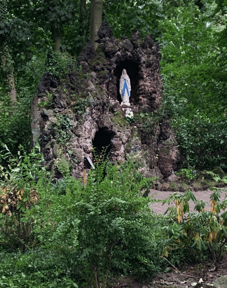 Die Lourdesgrotte am Nikolauskloster in Jüchen