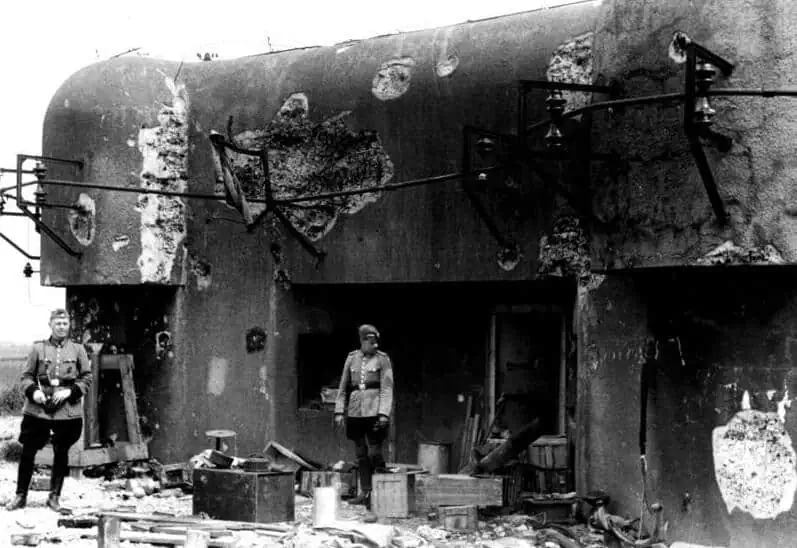 Beschadigde bunker van de Maginotlinie na hevige gevechten, mei/juni 1940 tijdens de Duitse aanval op Frankrijk.