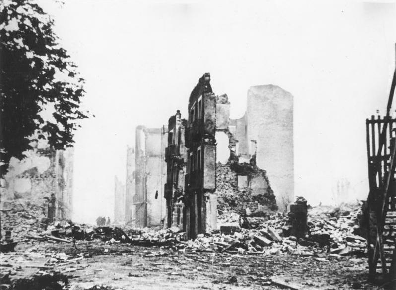 Verwoeste gebouwen en puin in de stad Guernica na het Duitse bombardement tijdens de Spaanse Burgeroorlog in april 1937.