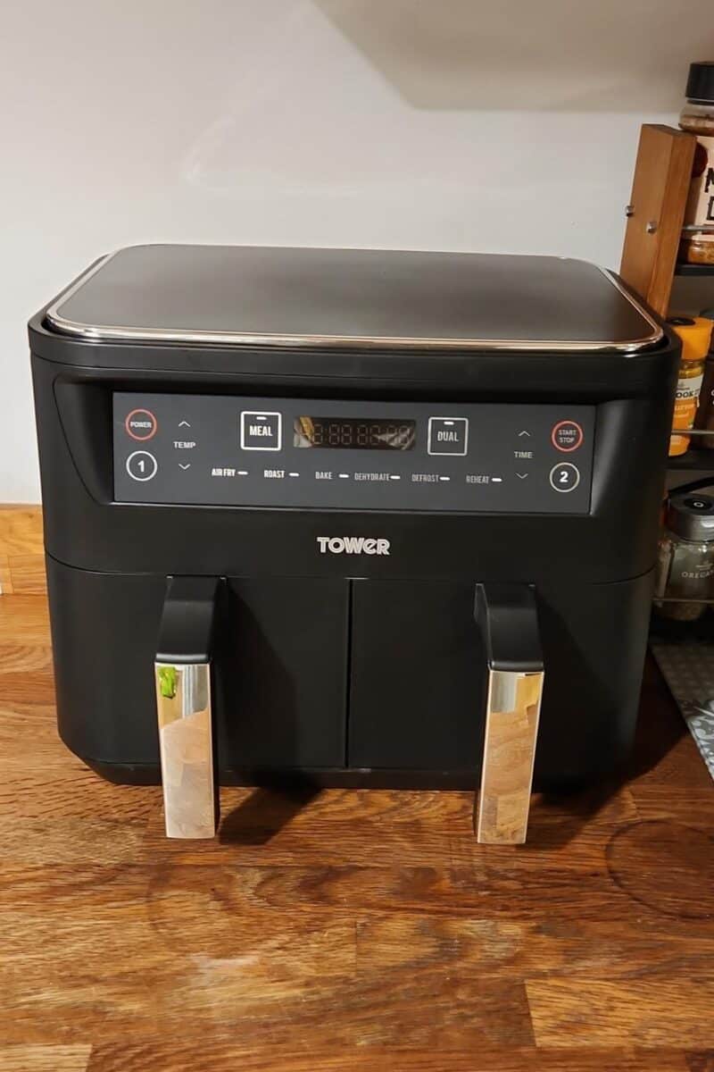 Tower air fryer with dual baskets