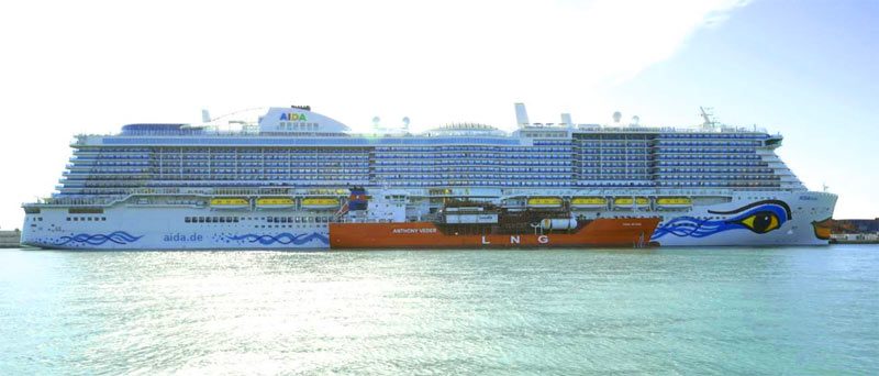 AIDAnova wird erstmals ein Kreuzfahrtschiff im Mittelmeer mit emissionsarmem Flüssigerdgas (LNG) betankt