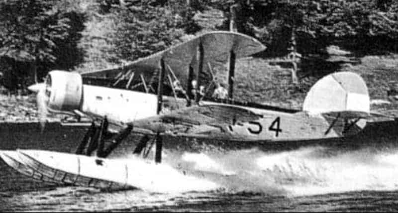 Fairey Seal vliegtuig uitgerust met drijvers, ontworpen voor maritieme verkenning en operaties vanaf wateroppervlakten.
