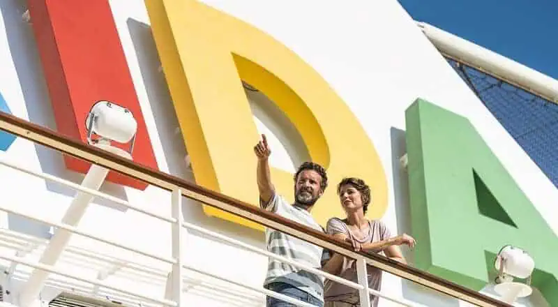 Keine Maskenpflicht mehr bei AIDA Kreuzfahrten AIDAmar_Paar_Reling